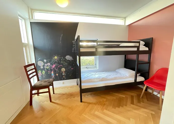 Big Villa Centrally Located In Reykjavik